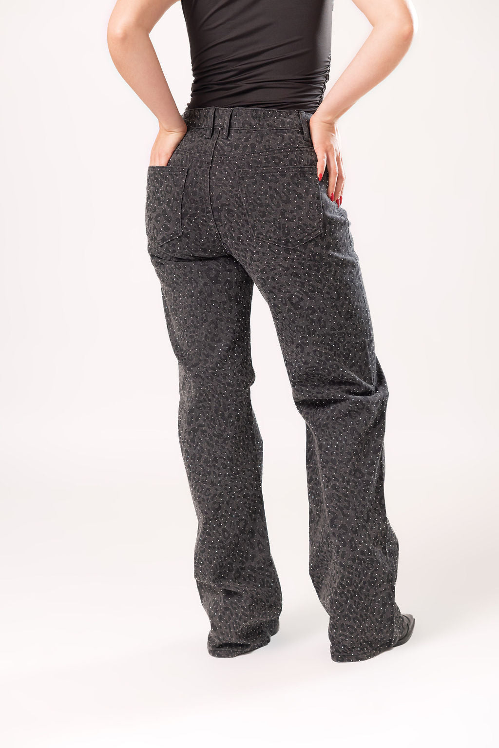 Vista trasera de pantalon wide leg black con diseño animal print y acabado brillante