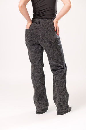 Vista trasera de pantalon wide leg black con diseño animal print y acabado brillante