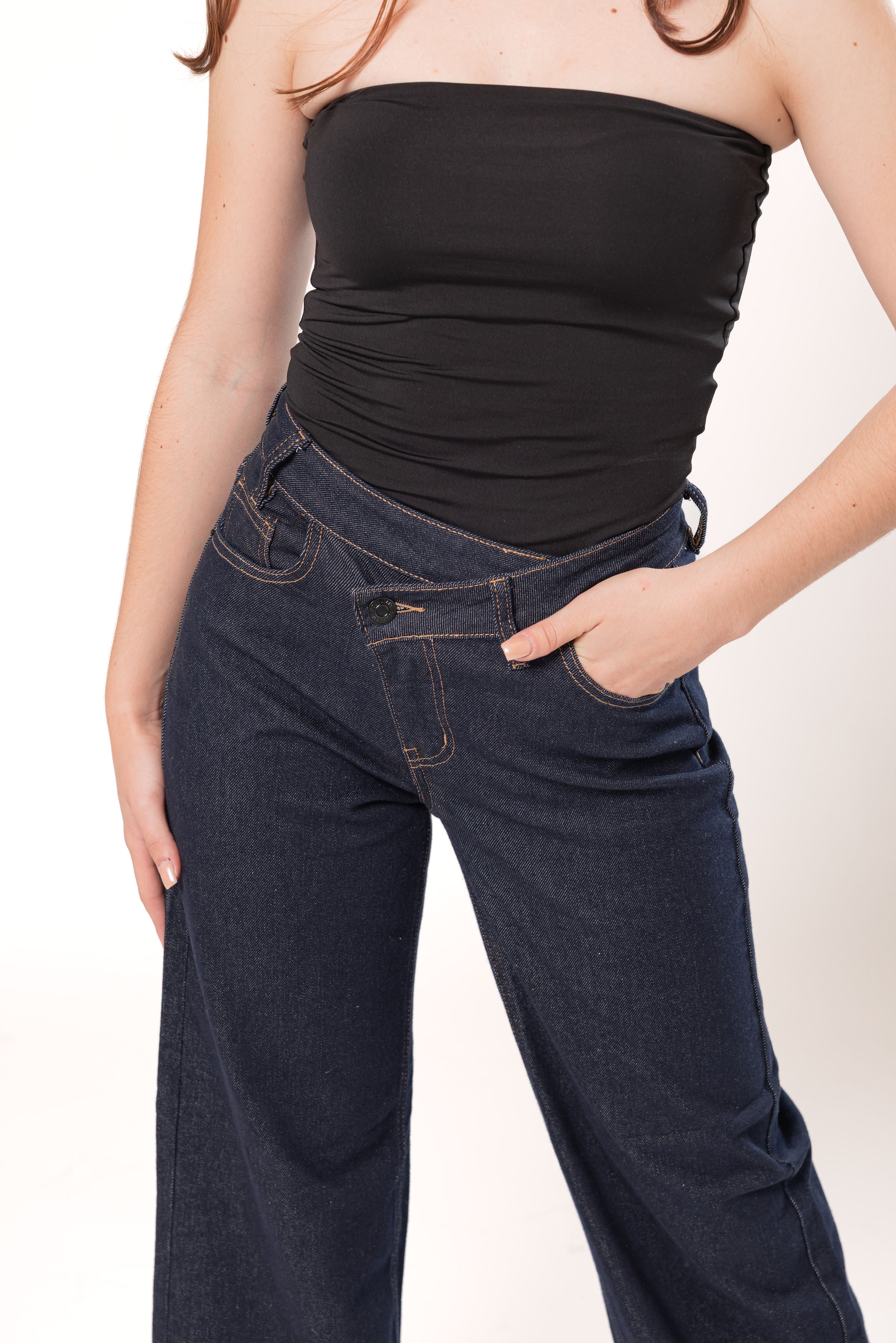 Detalle frontal de pantalon wide leg pure blue con pretina cruzada y acabado denim oscuro