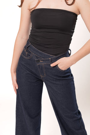 Detalle frontal de pantalon wide leg pure blue con pretina cruzada y acabado denim oscuro