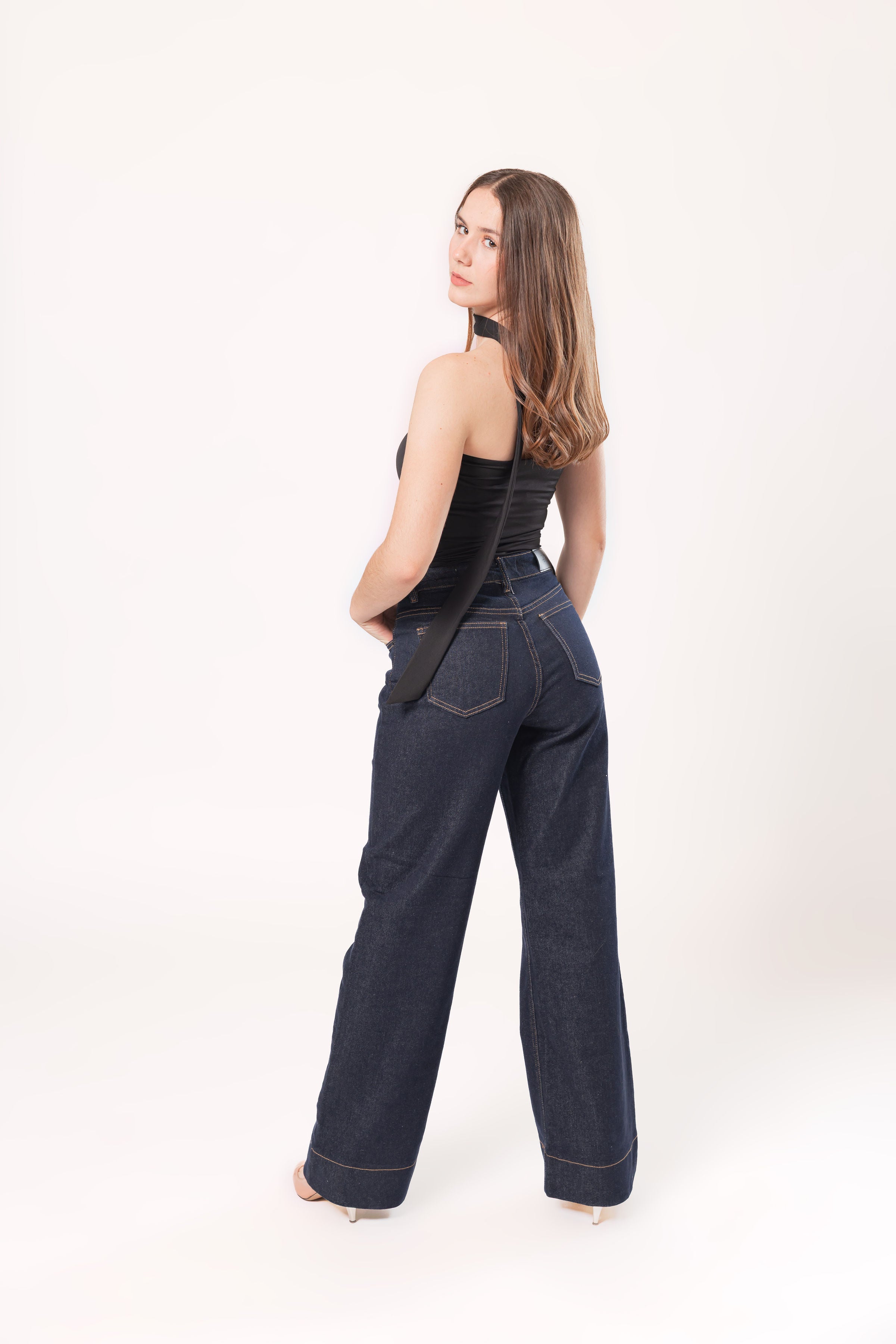 Mujer usando pantalon wide leg pure blue en vista posterior con silueta amplia y relajada