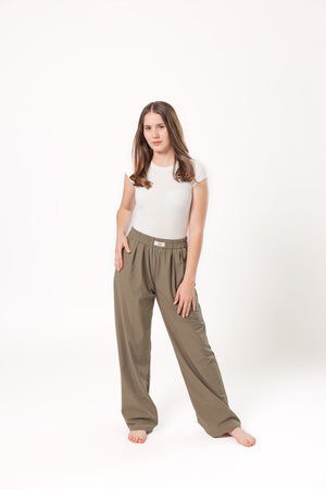 pantalon wide leg olive outfit completo vista frontal estilo relajado