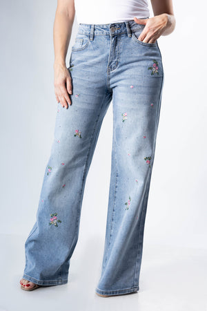 Pantalon wide leg azul claro con bordados florales vista frontal en piernas