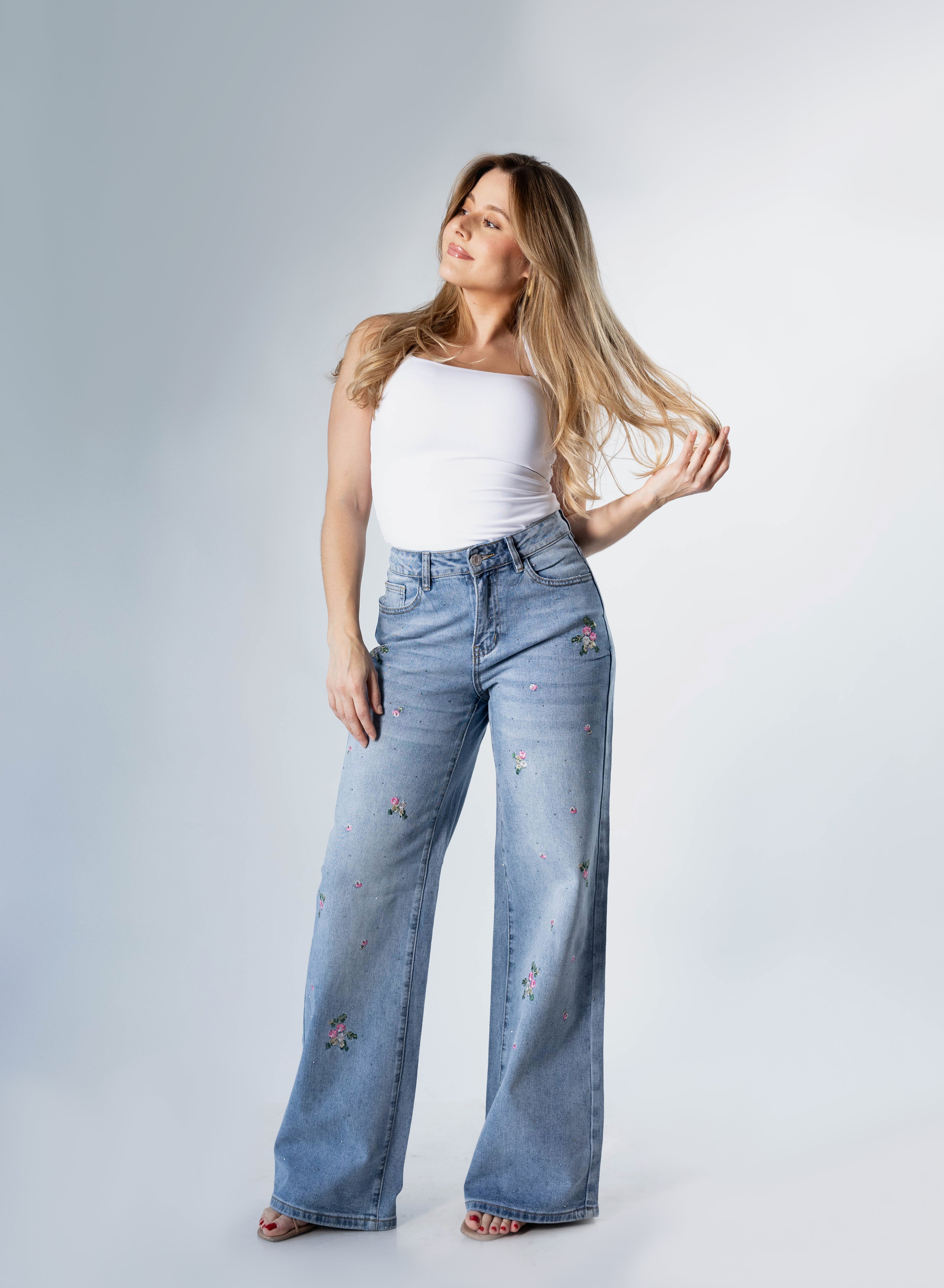 Pantalon wide leg azul claro con bordados florales y brillos vista frontal completa