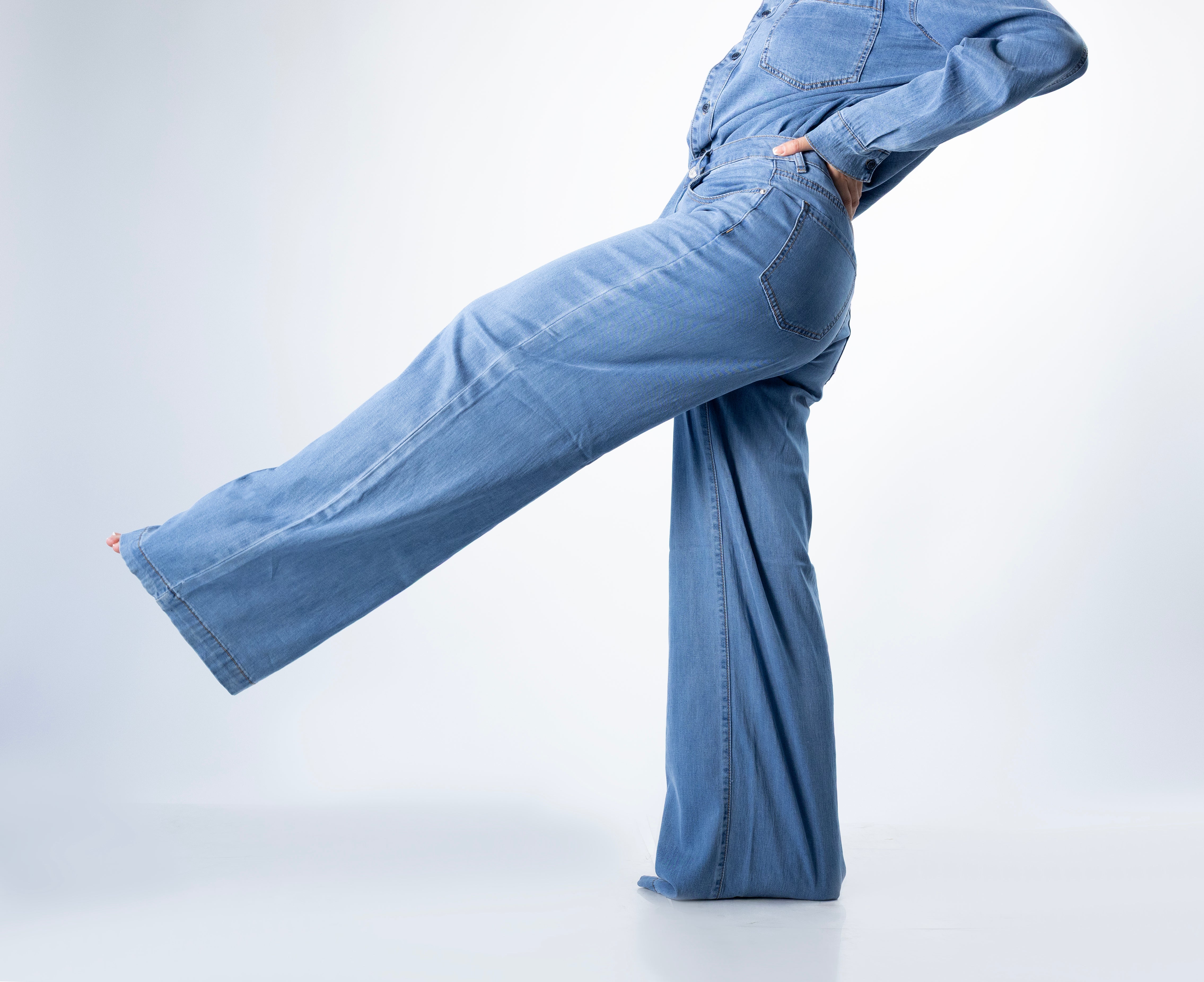 detalle lateral pantalon wide leg azul medium pierna amplia en movimiento