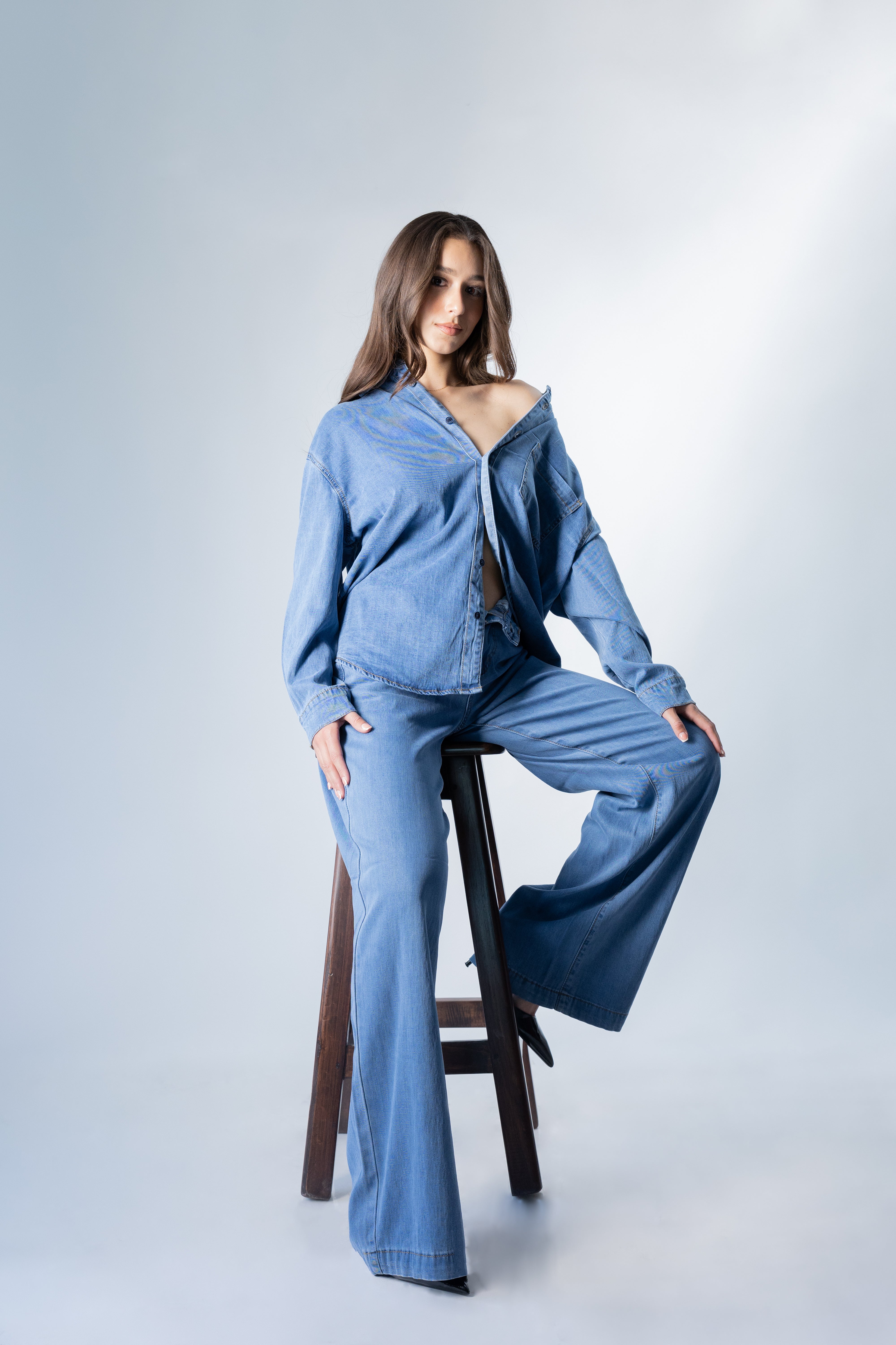 pantalon wide leg azul medium look completo sentado con camisa denim