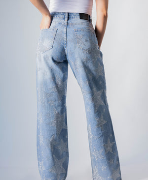 detalle trasero de pantalon wide leg azul claro con patrón de estrellas brillantes