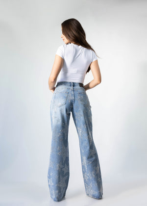 pantalon wide leg azul claro vista trasera con corte amplio y bolsillos posteriores