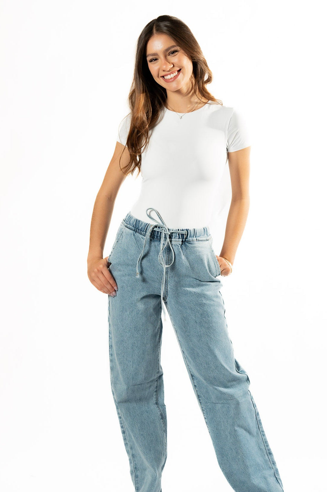 Pantalon wide leg azul claro con resorte y jareta vista frontal completa