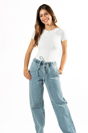 Pantalon wide leg azul claro con resorte y jareta vista frontal completa