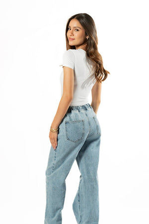 Pantalon wide leg azul claro vista trasera con bolsillos y resorte