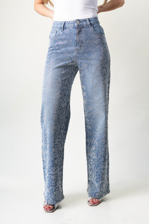 Pantalon wide leg azul para mujer con aplicación de piedras en toda la prenda, vista frontal.