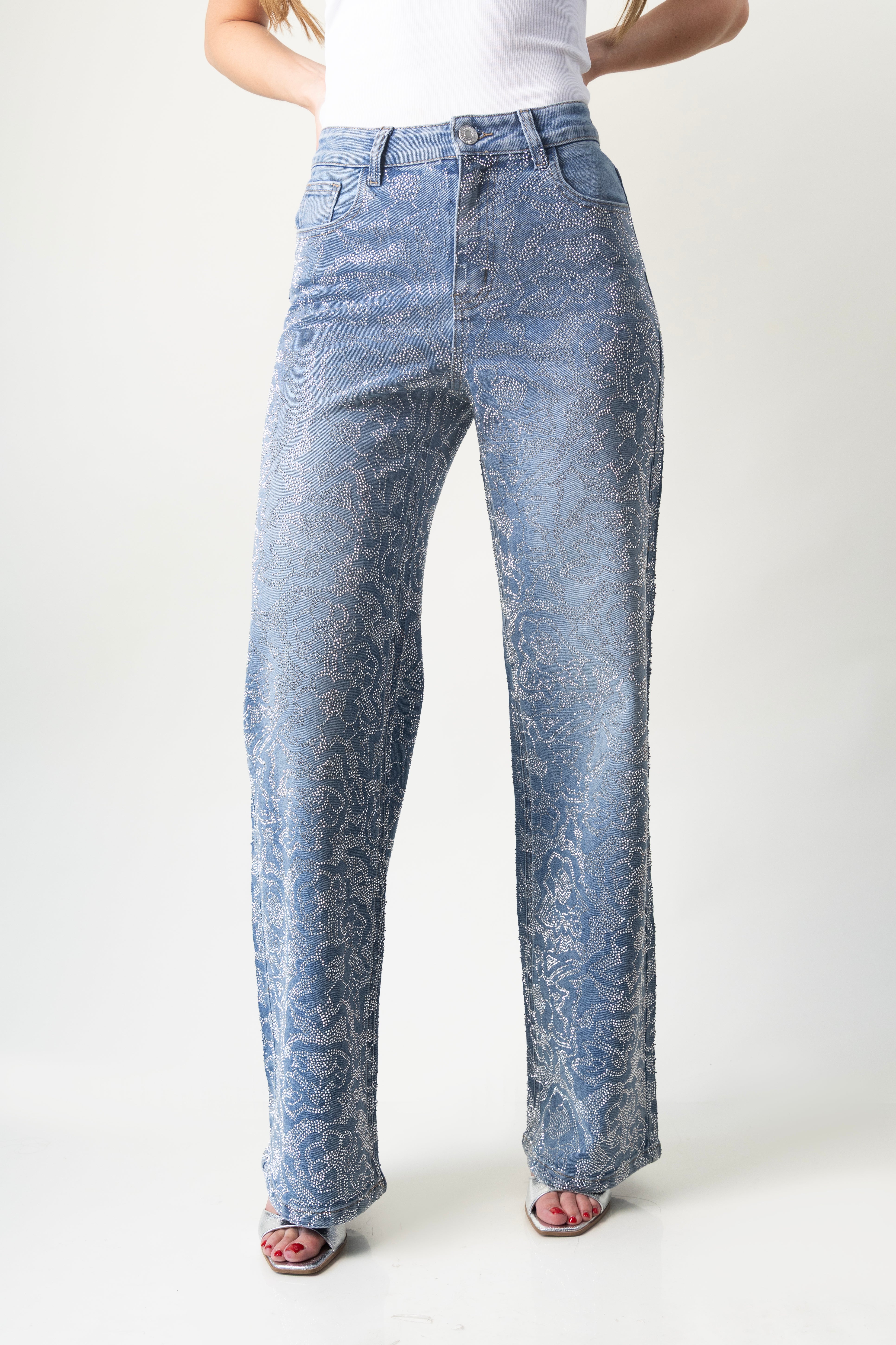 Pantalon wide leg azul para mujer con aplicación de piedras en toda la prenda, vista frontal.