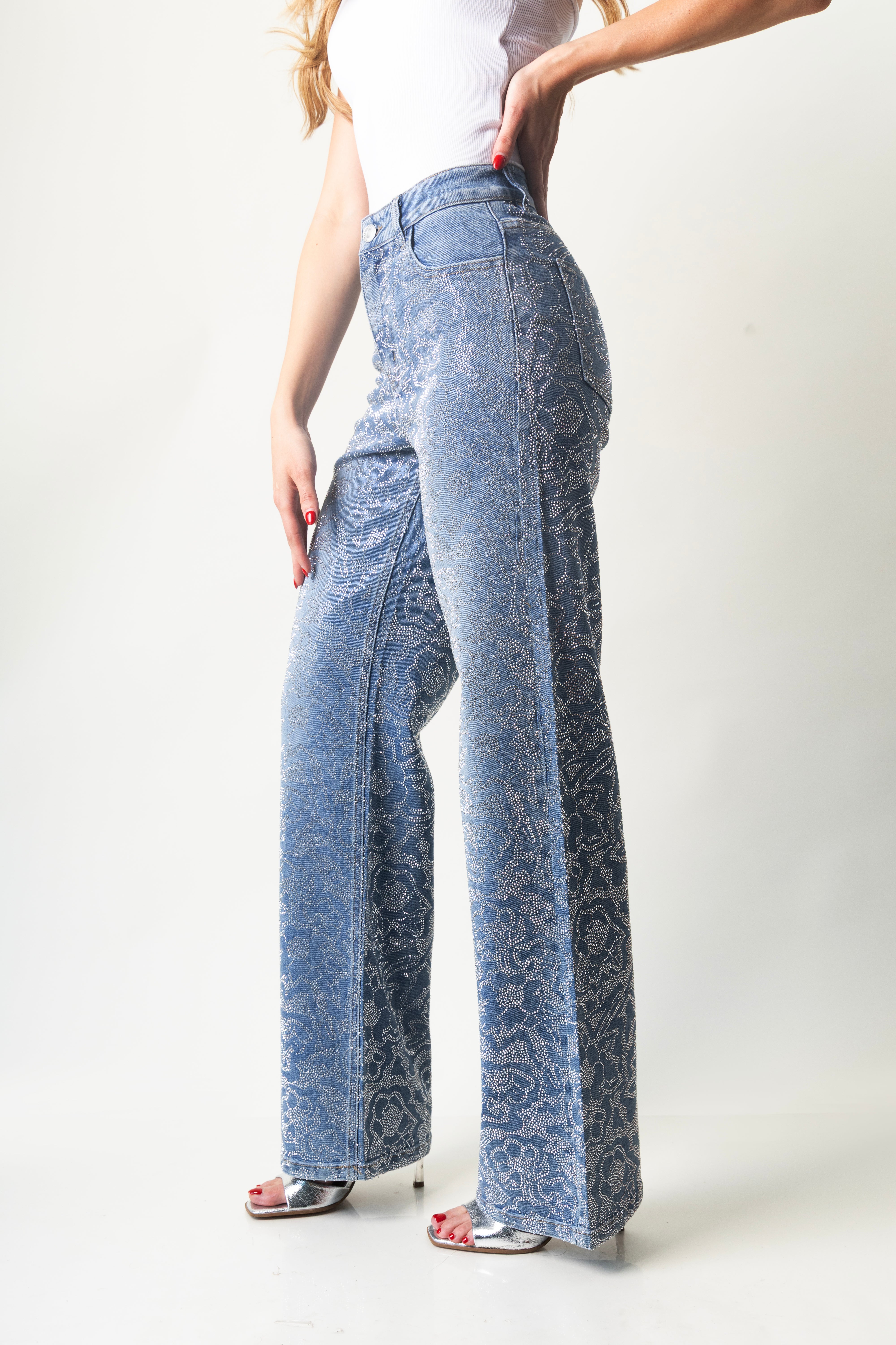 Pantalon wide leg azul con piedras decorativas y pierna amplia, vista lateral.