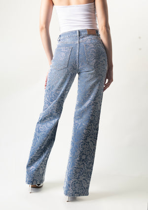 Pantalon wide leg de mezclilla azul con aplicación de piedras y bolsillos traseros, vista posterior.