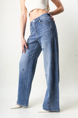 Pantalon wide leg azul con flores bordadas y brillos azules vista lateral.