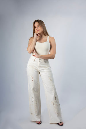 pantalon wide leg beige mujer vista completa con bordados florales en ambas piernas