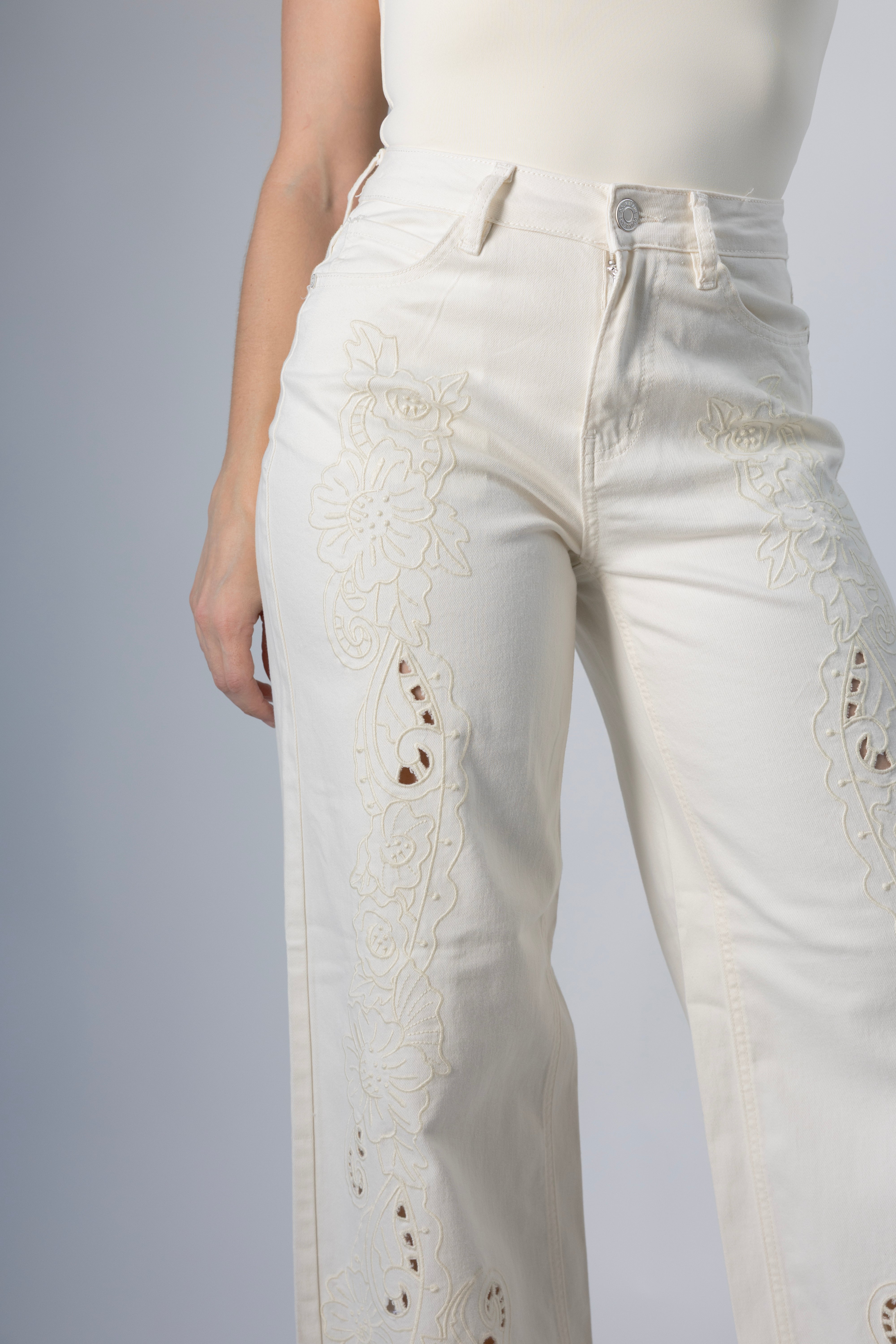 pantalon wide leg beige con bordado floral detalle frontal en pierna