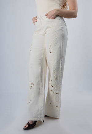 pantalon wide leg beige mujer vista frontal con bordado decorativo y bolsillos