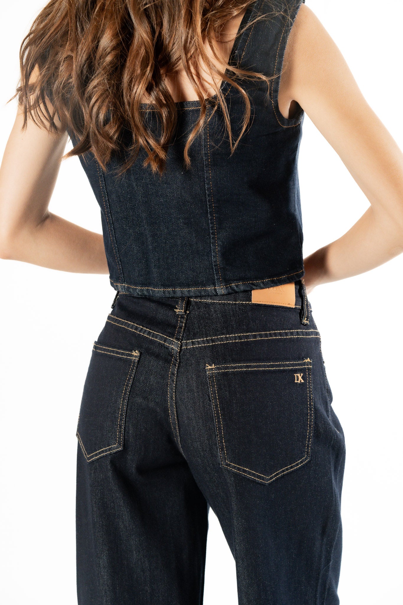 Pantalon wide leg azul oscuro detalle trasero con bolsillos y costuras