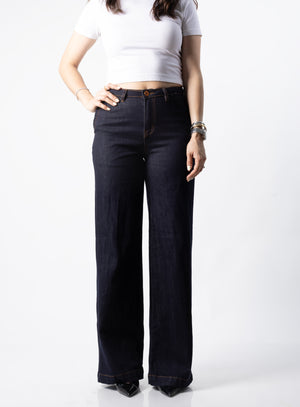Vista frontal completa de pantalon wide leg azul oscuro de pierna amplia y tiro medio-alto