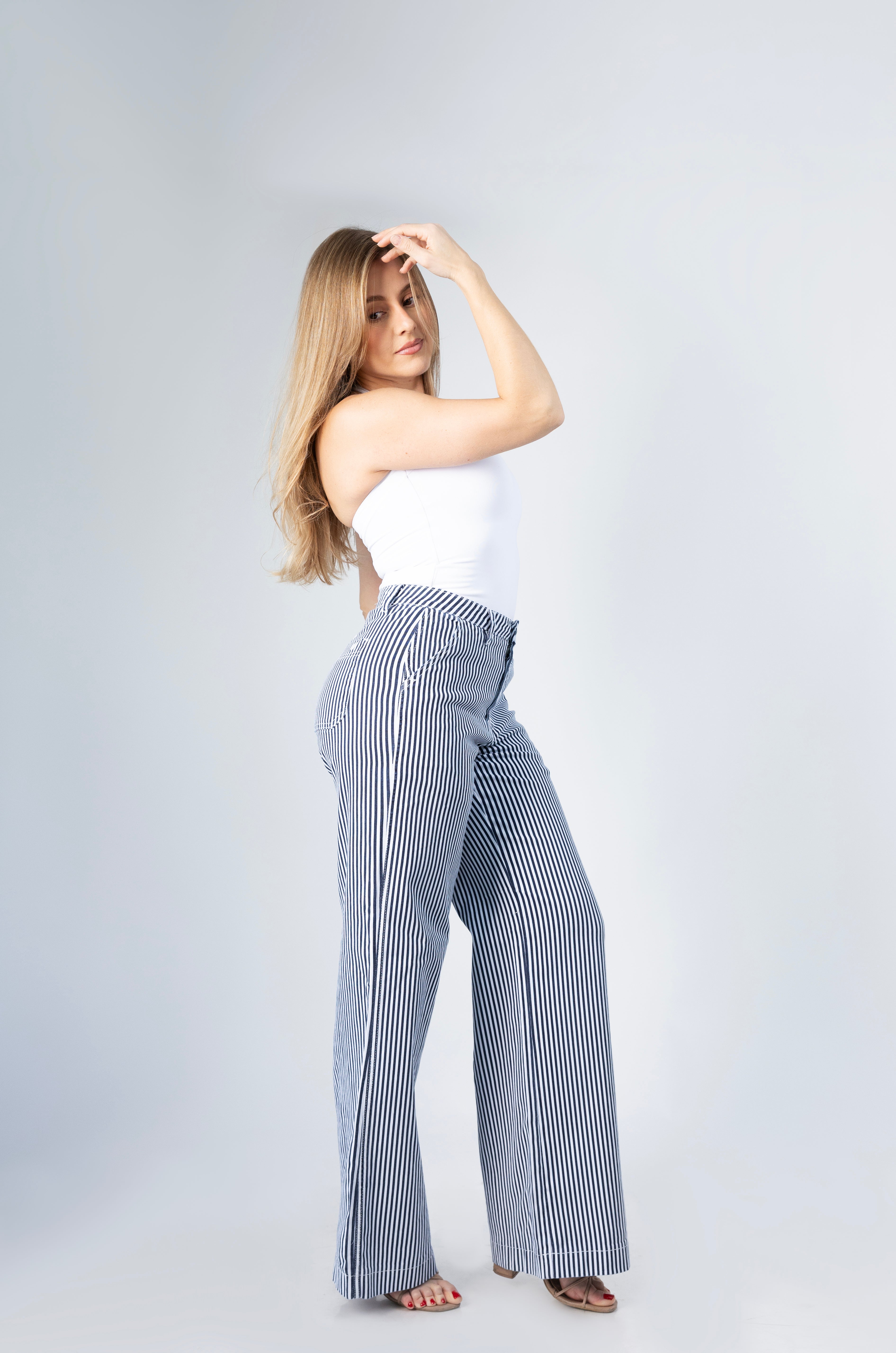 pantalon wide leg rayas navy white vista lateral cuerpo completo