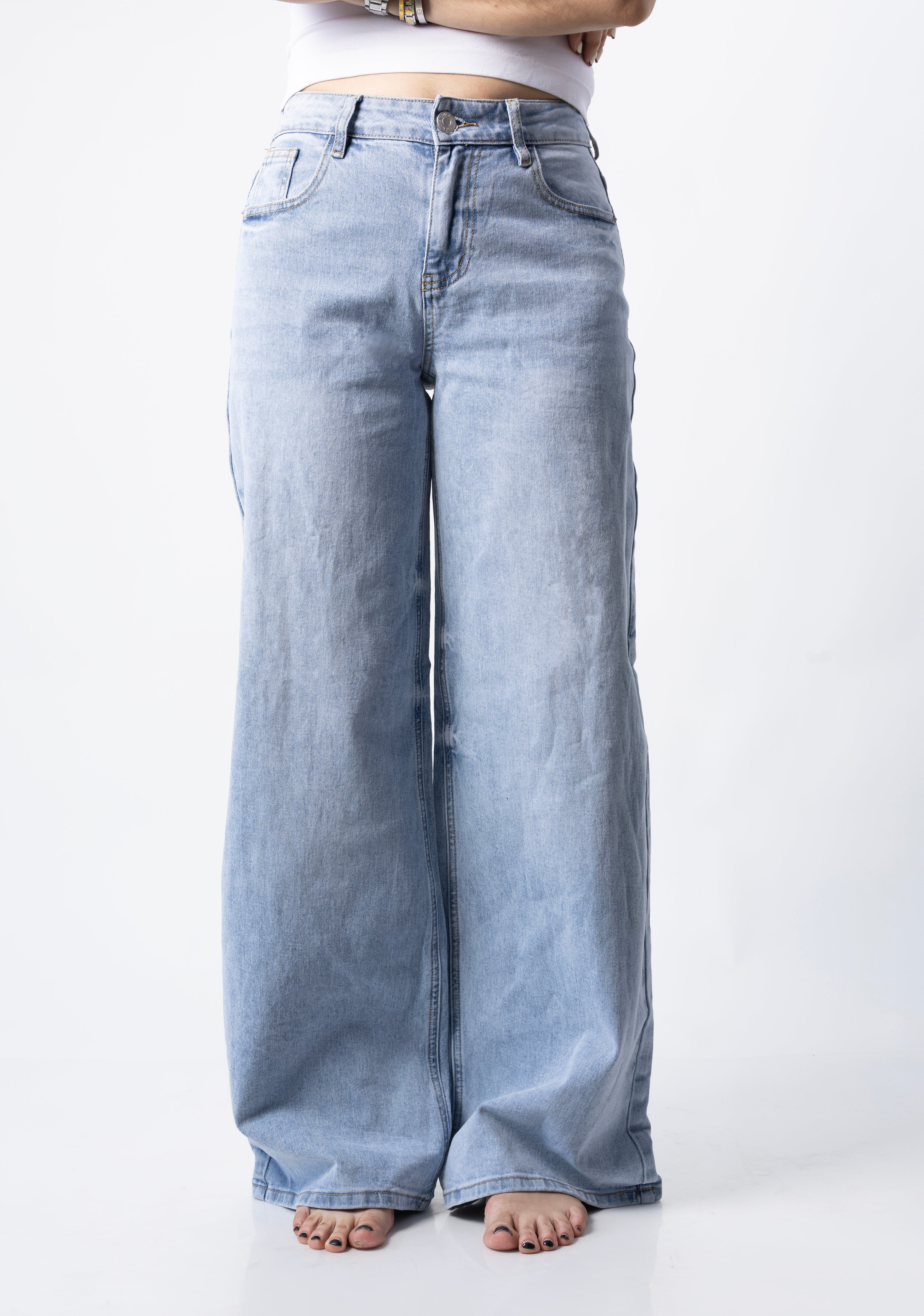 Pantalon wide leg azul claro tiro alto vista frontal con caída amplia