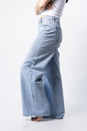 Pantalon wide leg azul claro vista lateral mostrando silueta amplia y ajuste en cadera