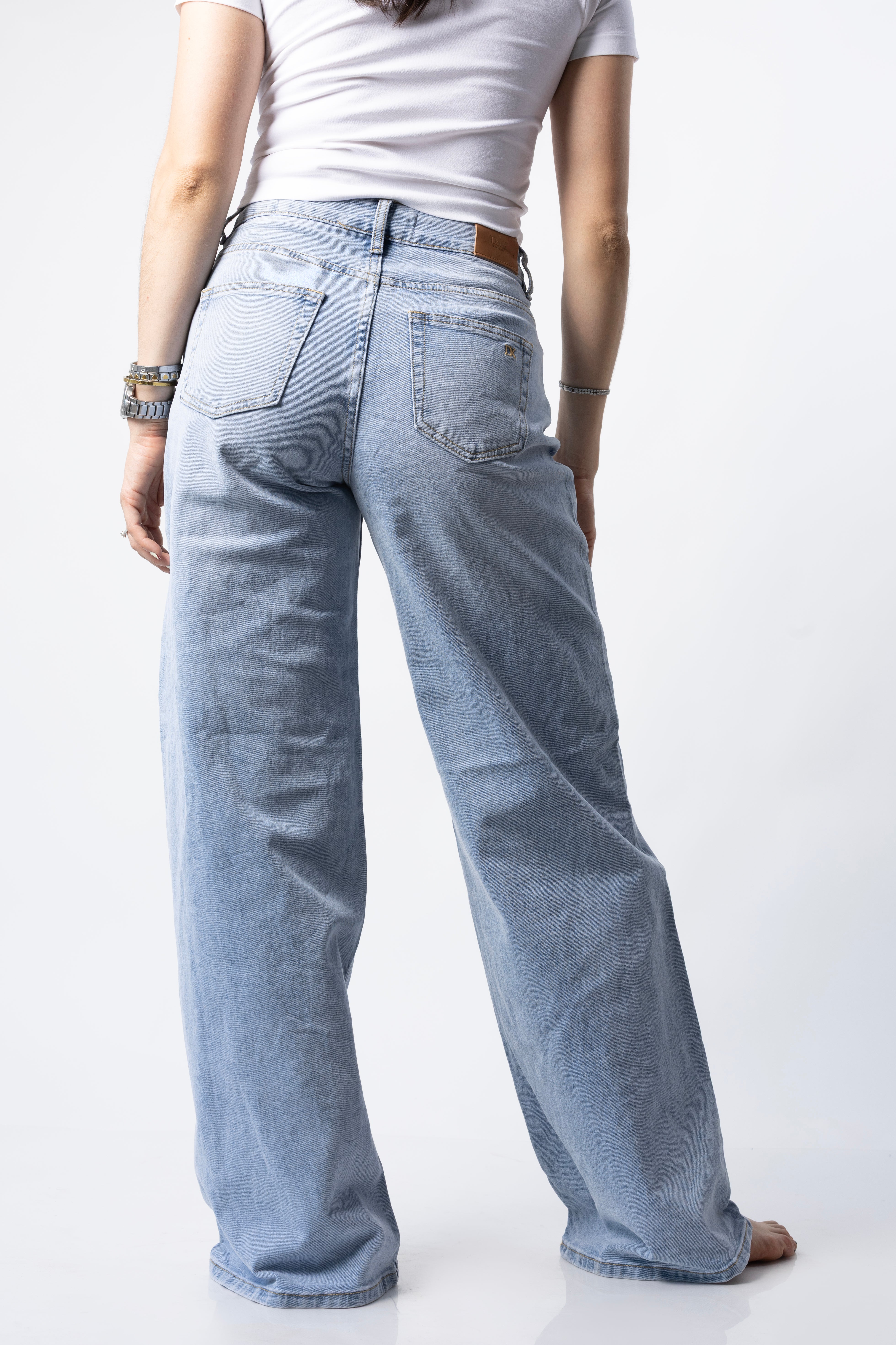 Pantalon wide leg azul claro vista trasera con bolsillos y pretina