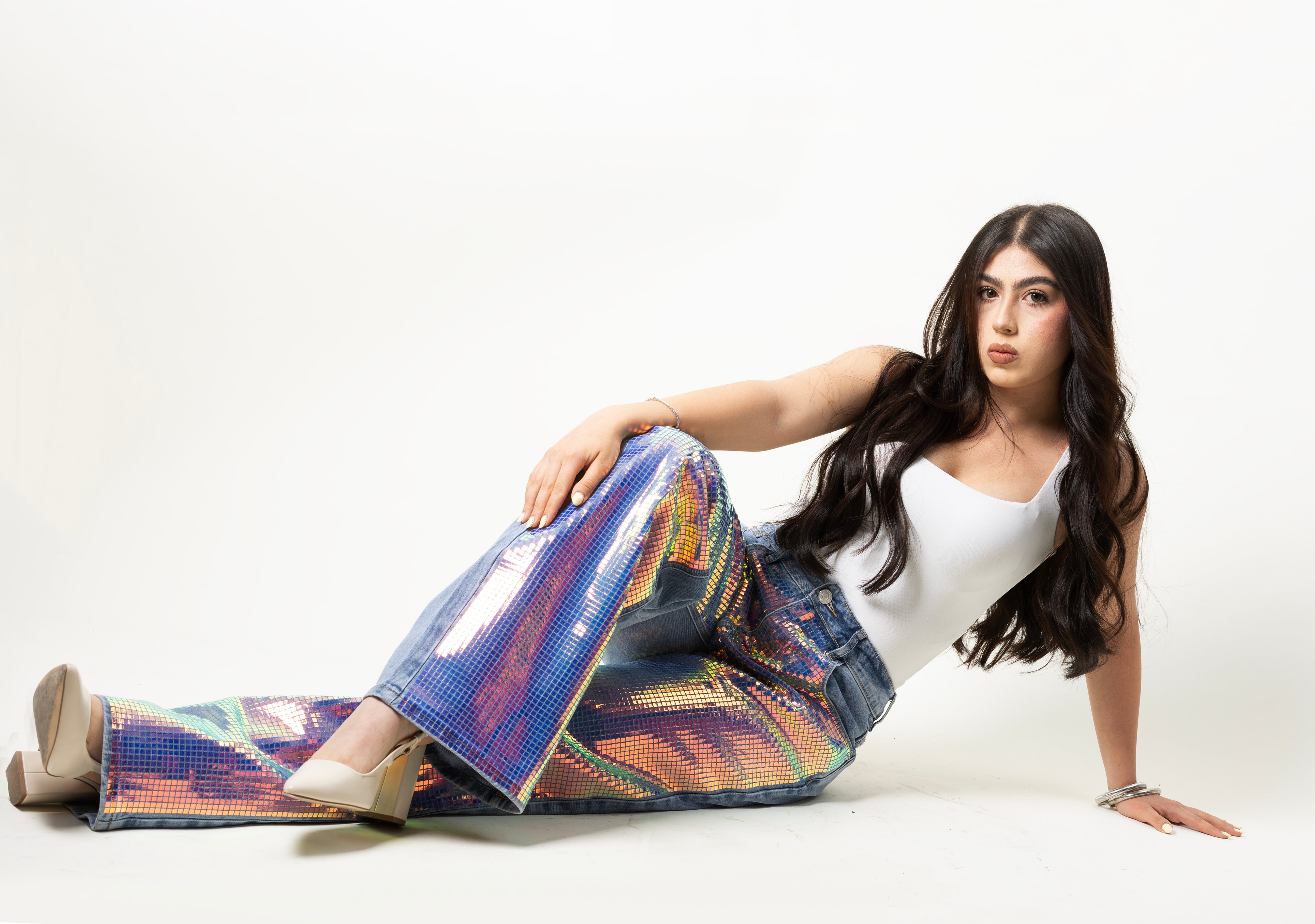 Pantalon wide leg azul claro con acabado holográfico en look completo.