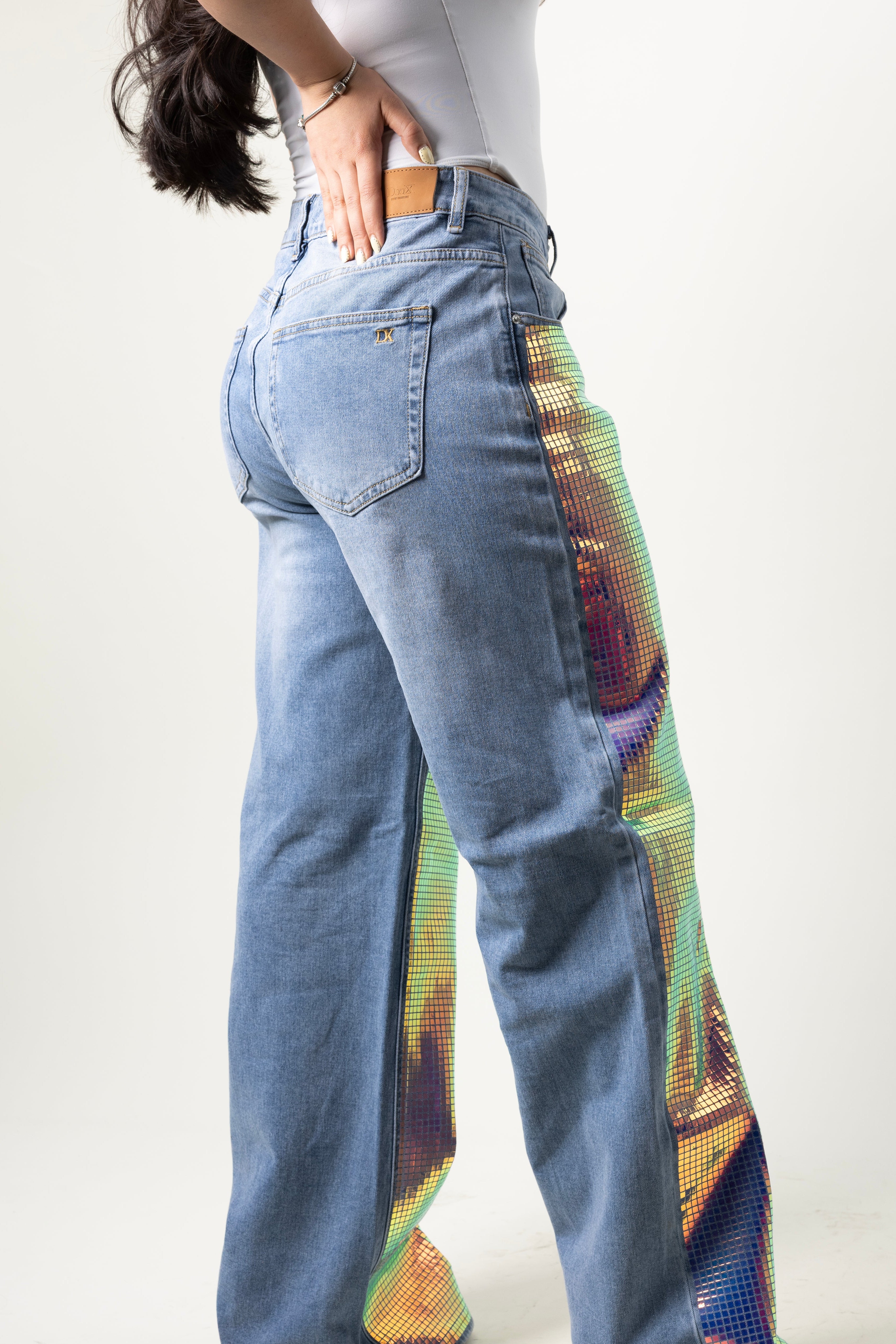Pantalon wide leg azul claro con panel holográfico multicolor vista trasera.