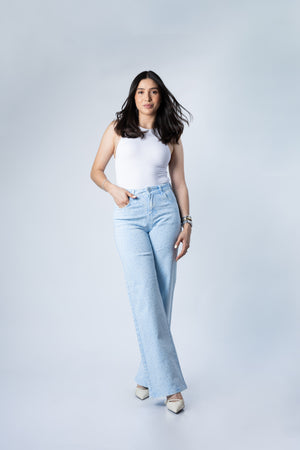 pantalon wide leg azul pastel con brillos look completo frontal con modelo