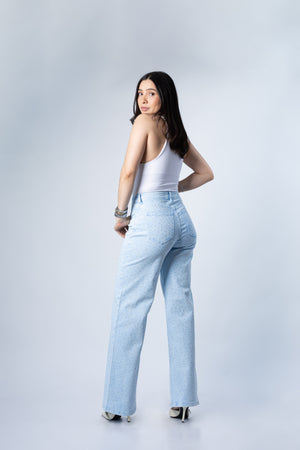 pantalon wide leg azul pastel con brillos vista trasera con modelo