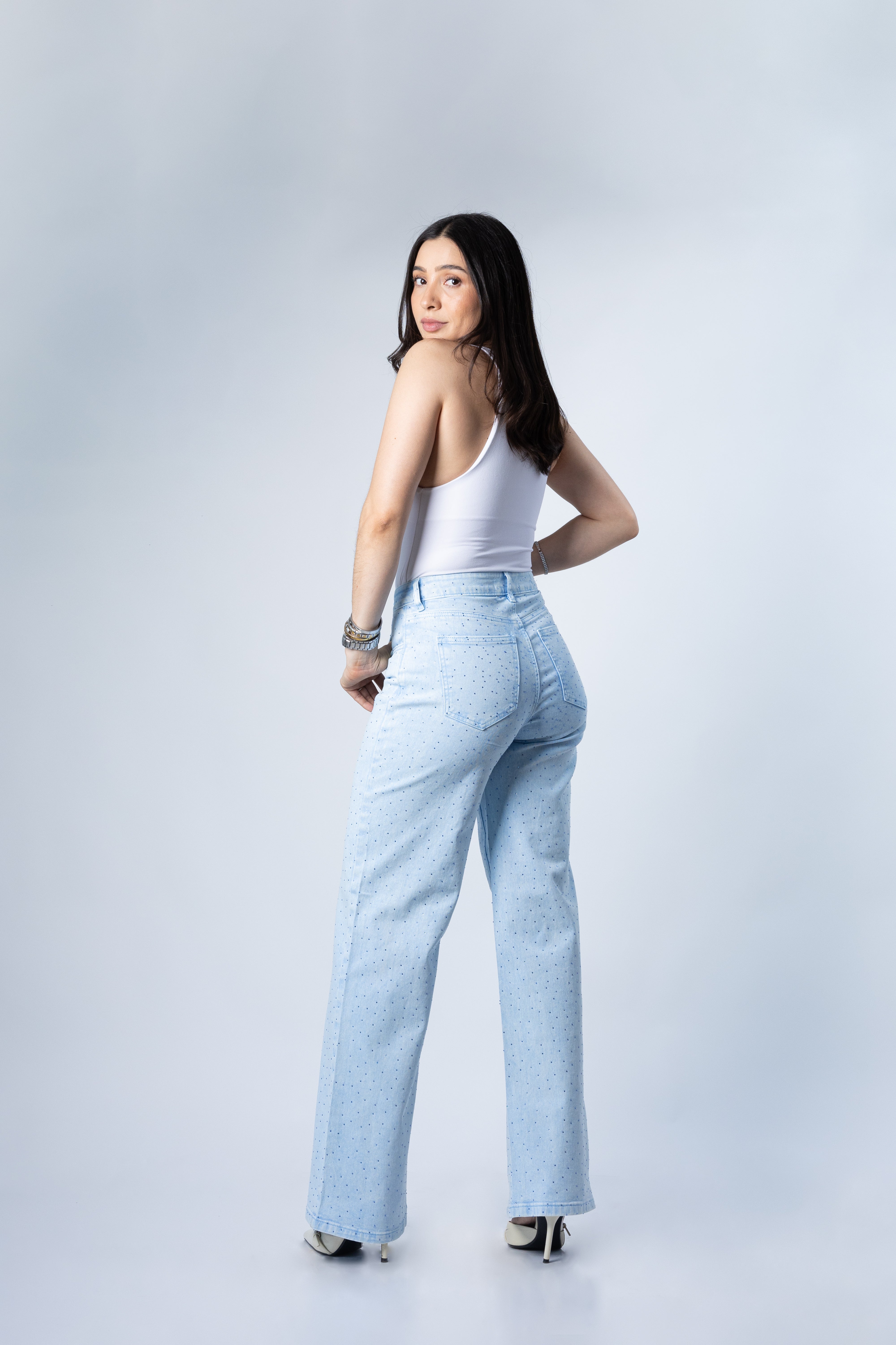 pantalon wide leg azul pastel con brillos vista trasera con modelo