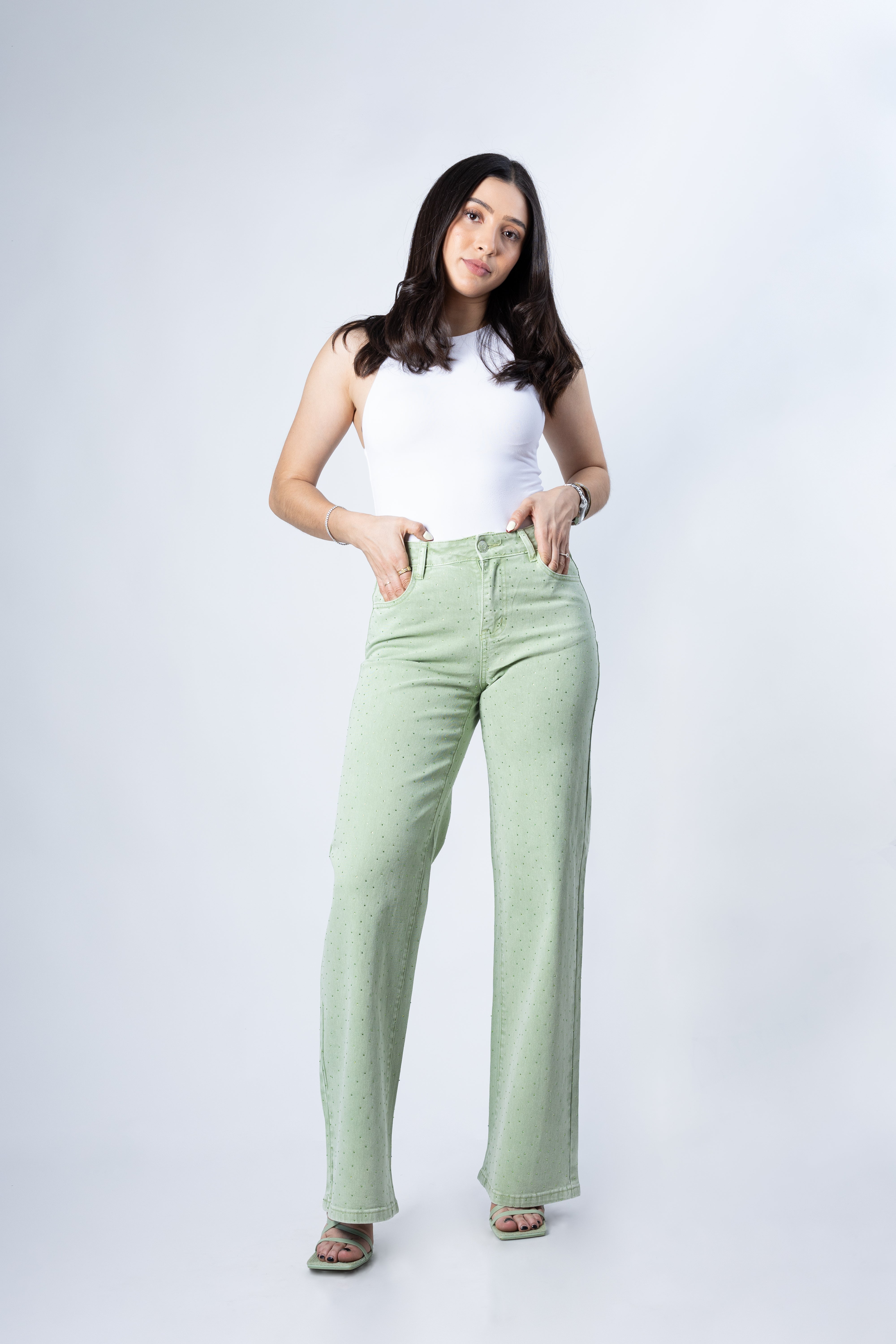 pantalon wide leg verde pastel con brillos look completo frontal con modelo