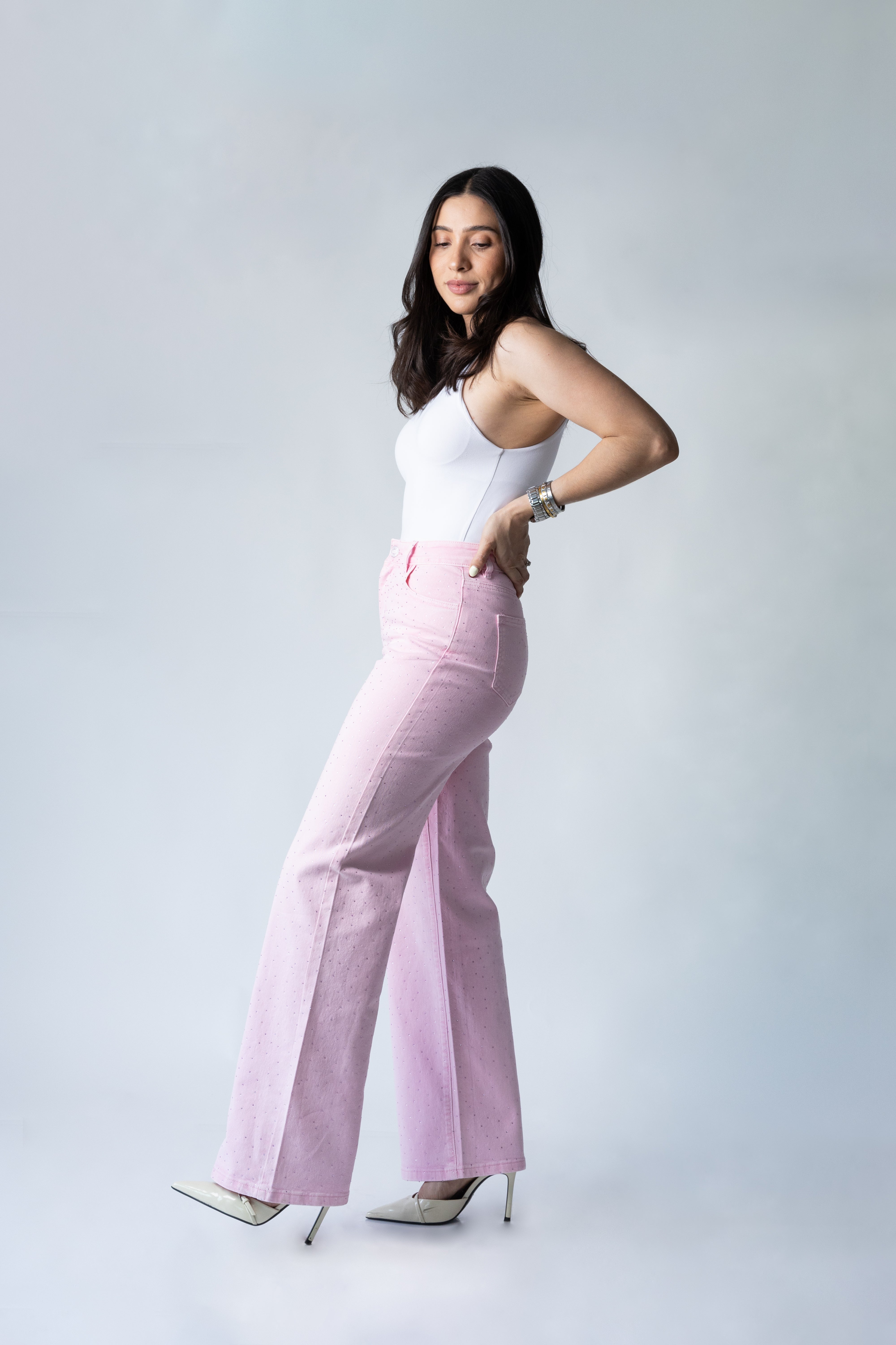 pantalon wide leg rosa pastel con brillos vista lateral con modelo en pose