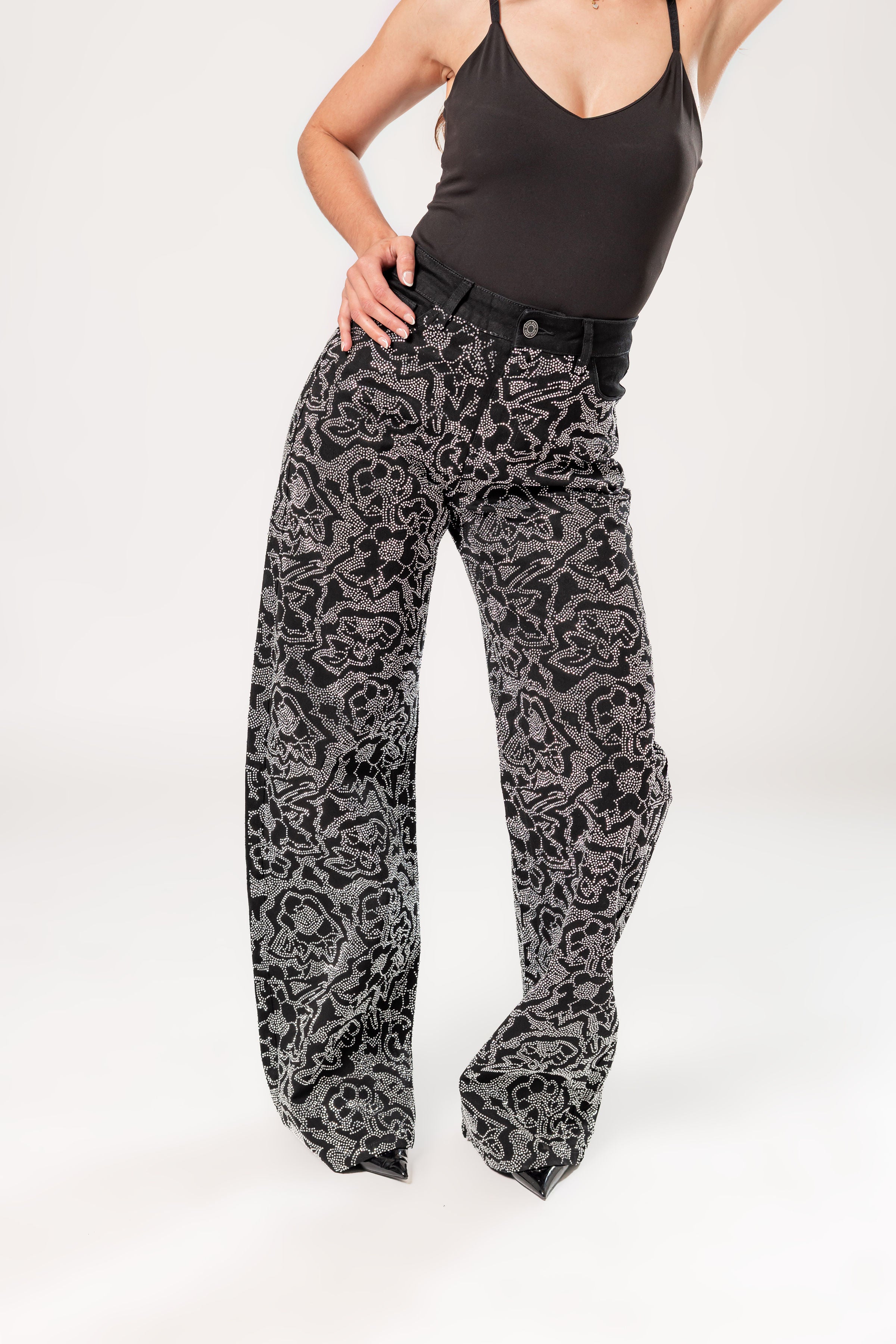 pantalon wide leg negro con piedras detalle frontal cintura y boton
