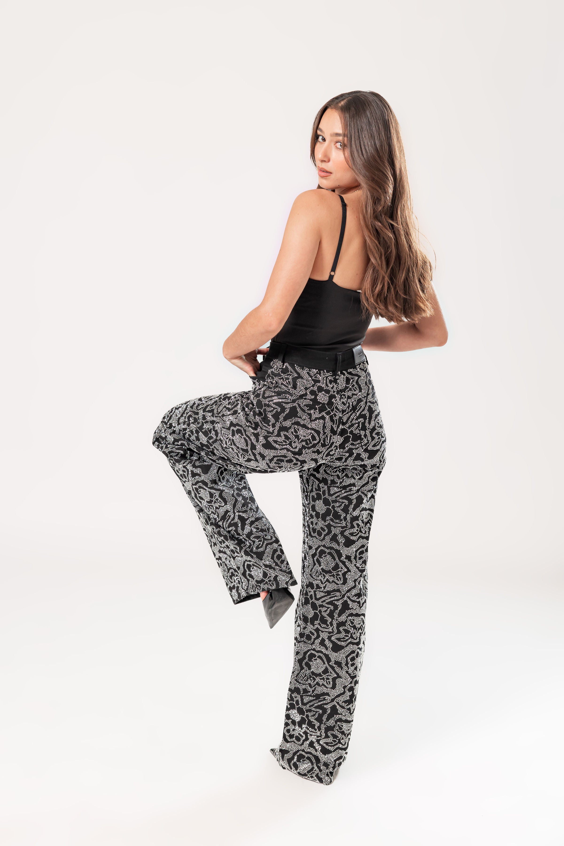 pantalon wide leg negro con piedras vista lateral con movimiento