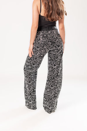 pantalon wide leg negro con piedras vista trasera fit amplio
