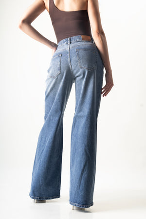 Pantalon wide leg azul de mezclilla, vista trasera.