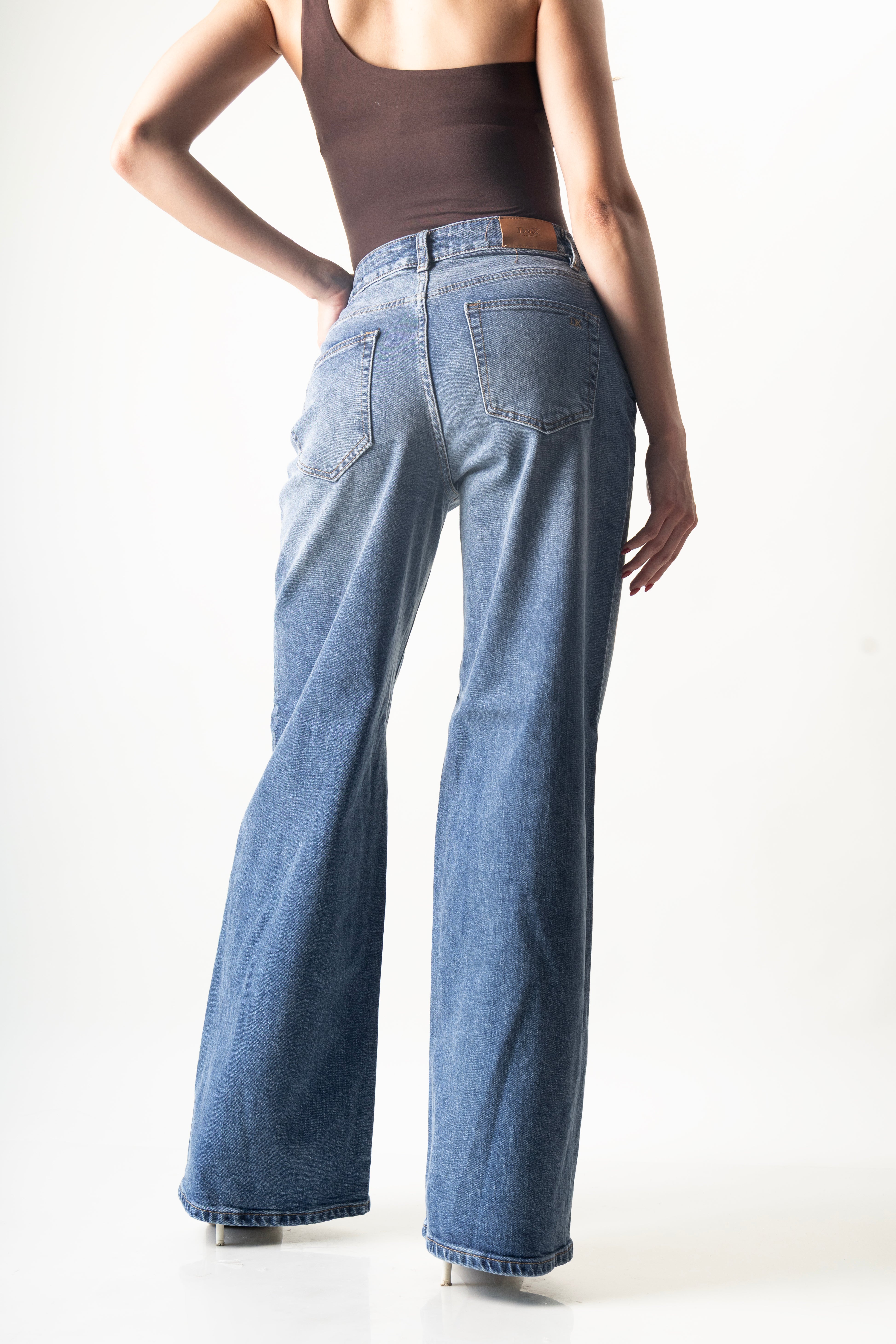Pantalon wide leg azul de mezclilla, vista trasera.