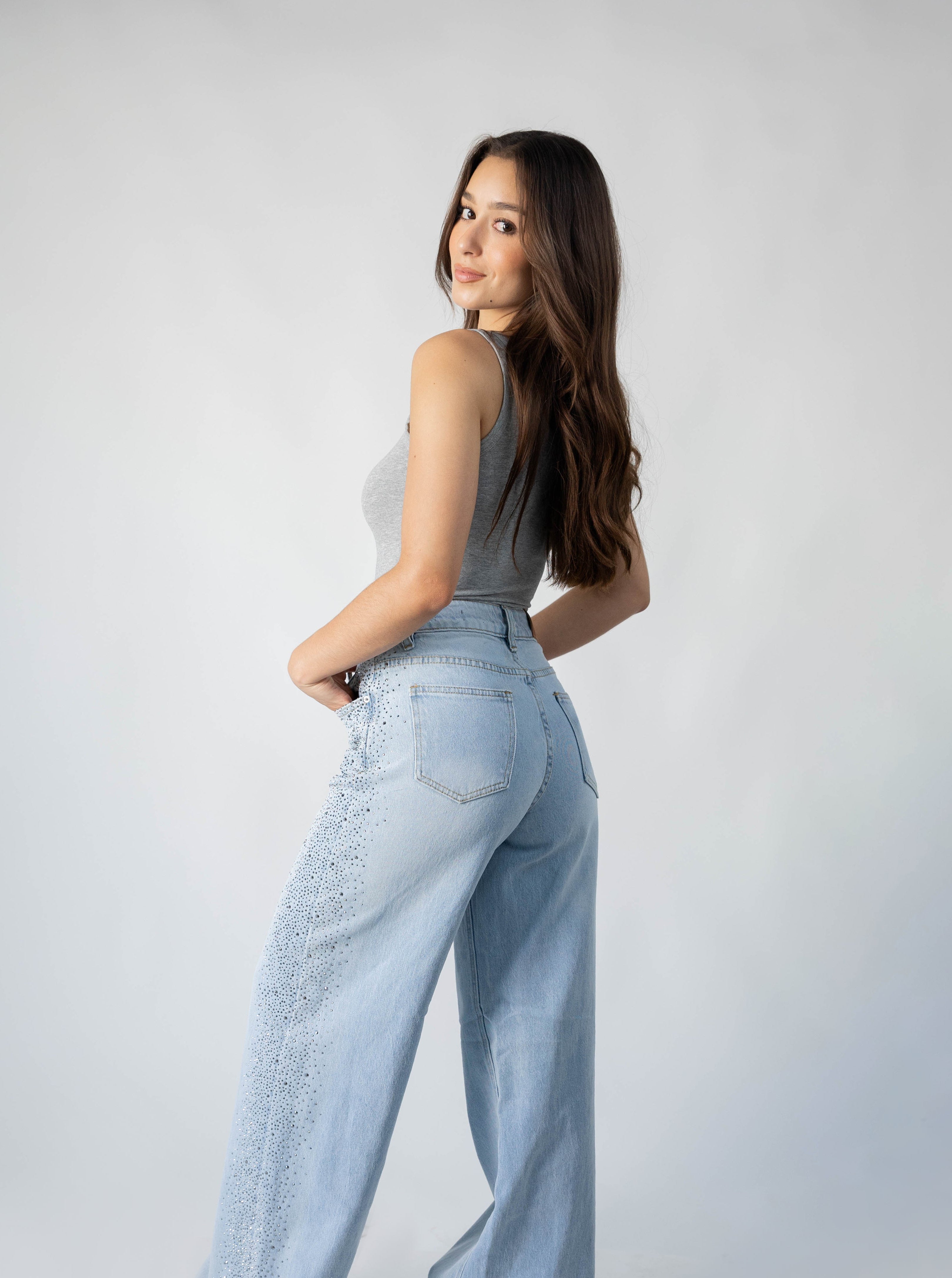 Pantalon wide leg azul claro con brillos laterales vista trasera