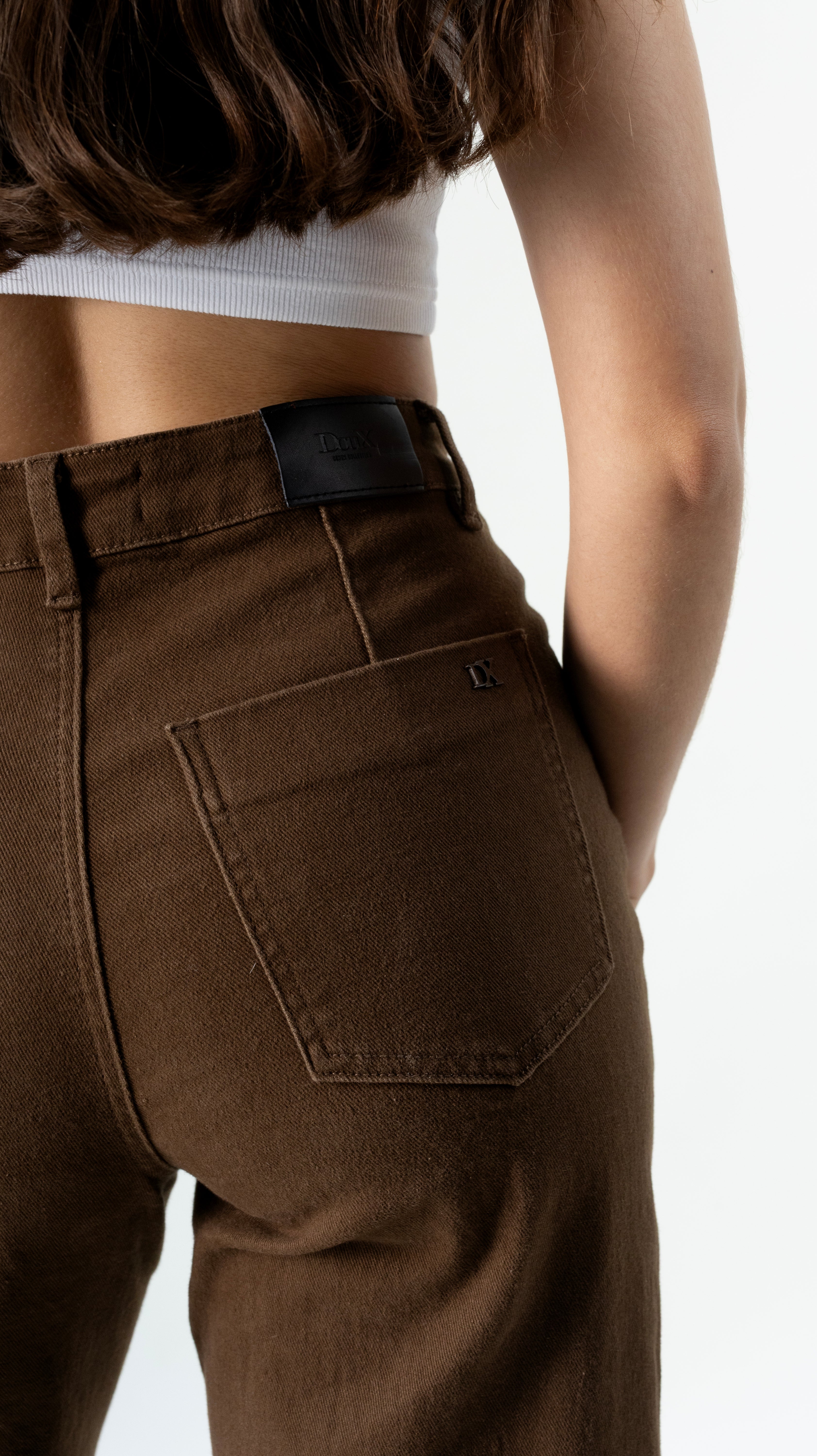 Detalle de bolsillo trasero en pantalon wide leg café