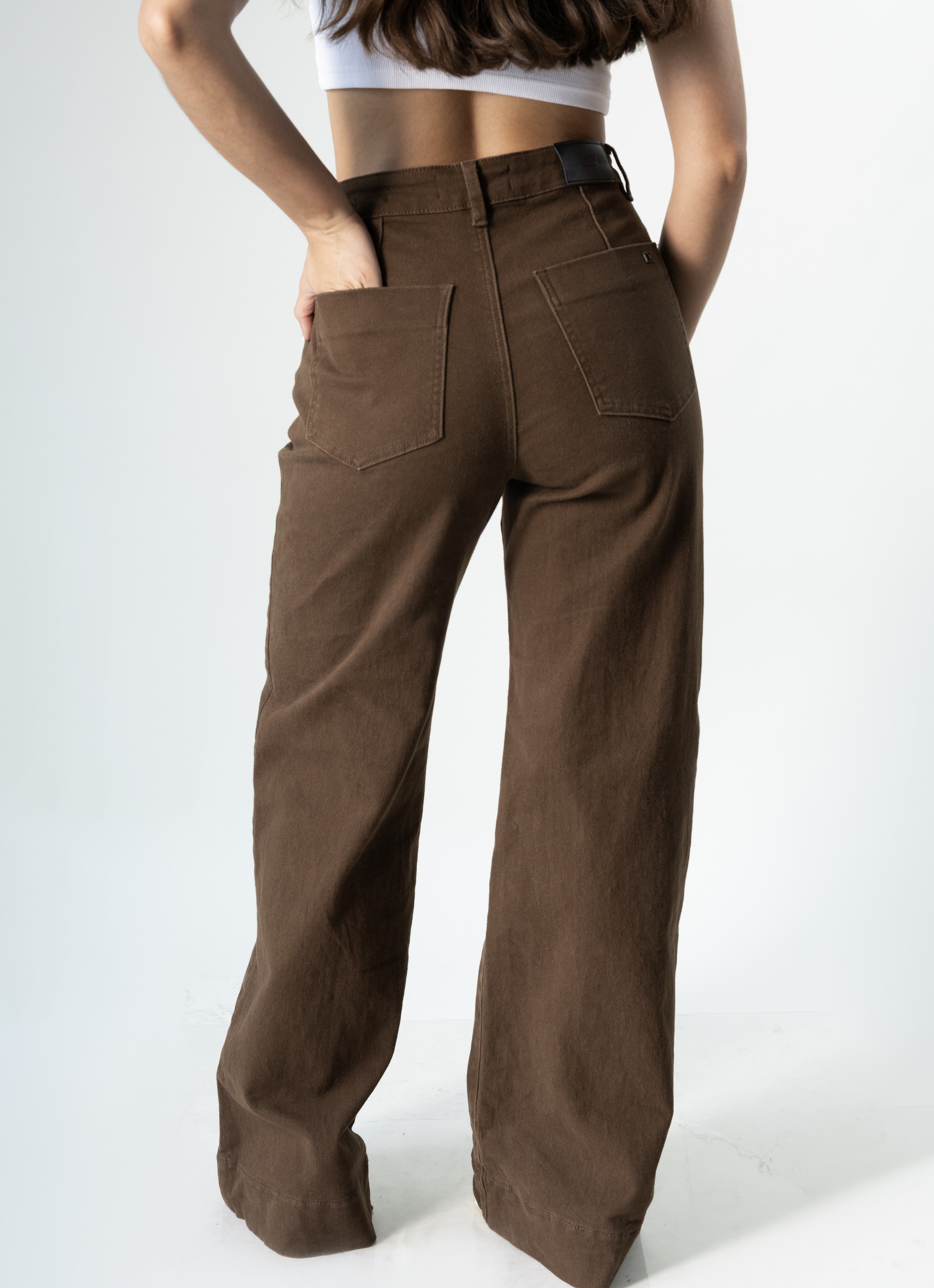 Pantalon wide leg café para mujer vista trasera