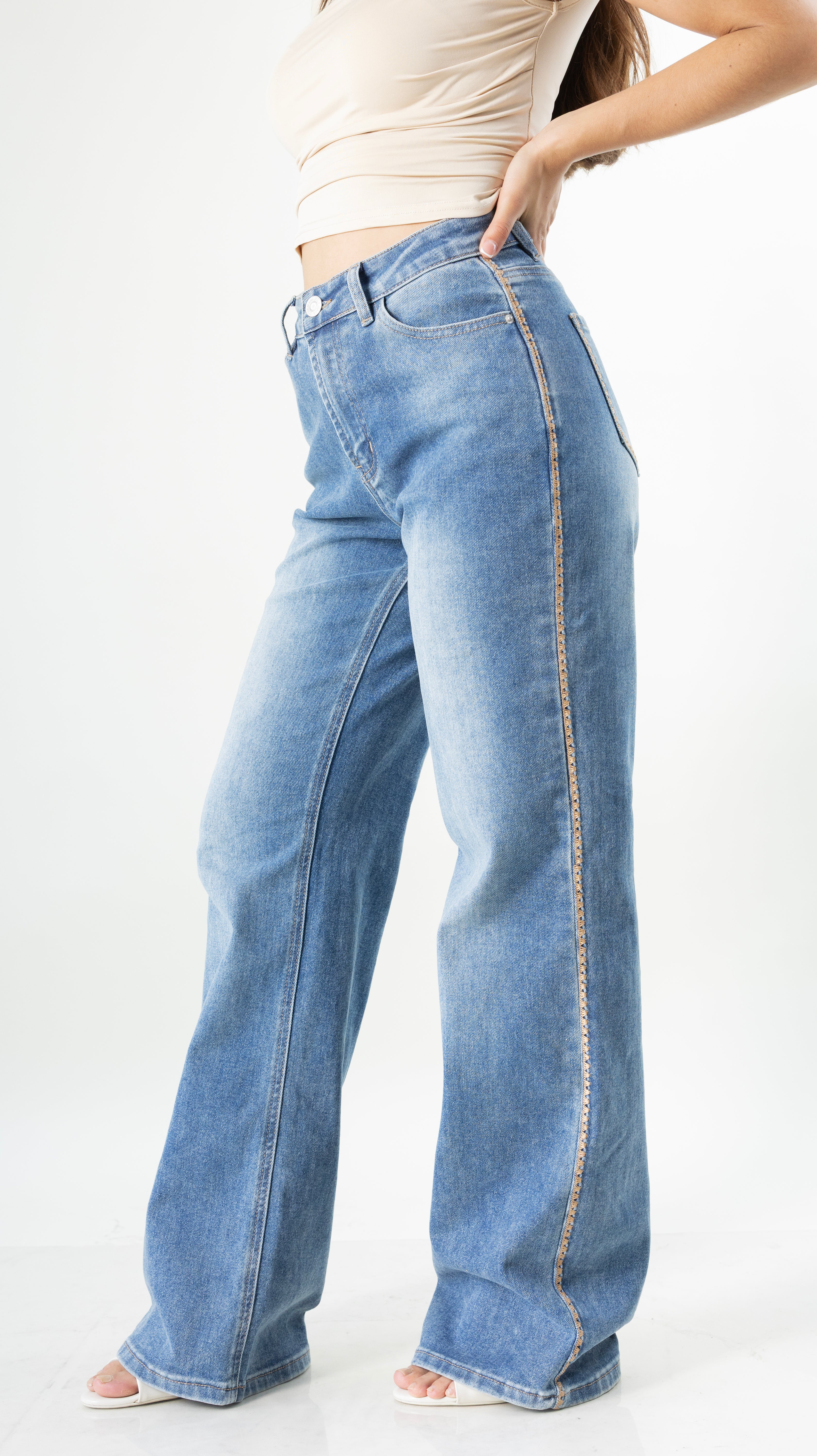 Pantalon wide leg azul con bordado camel al costado