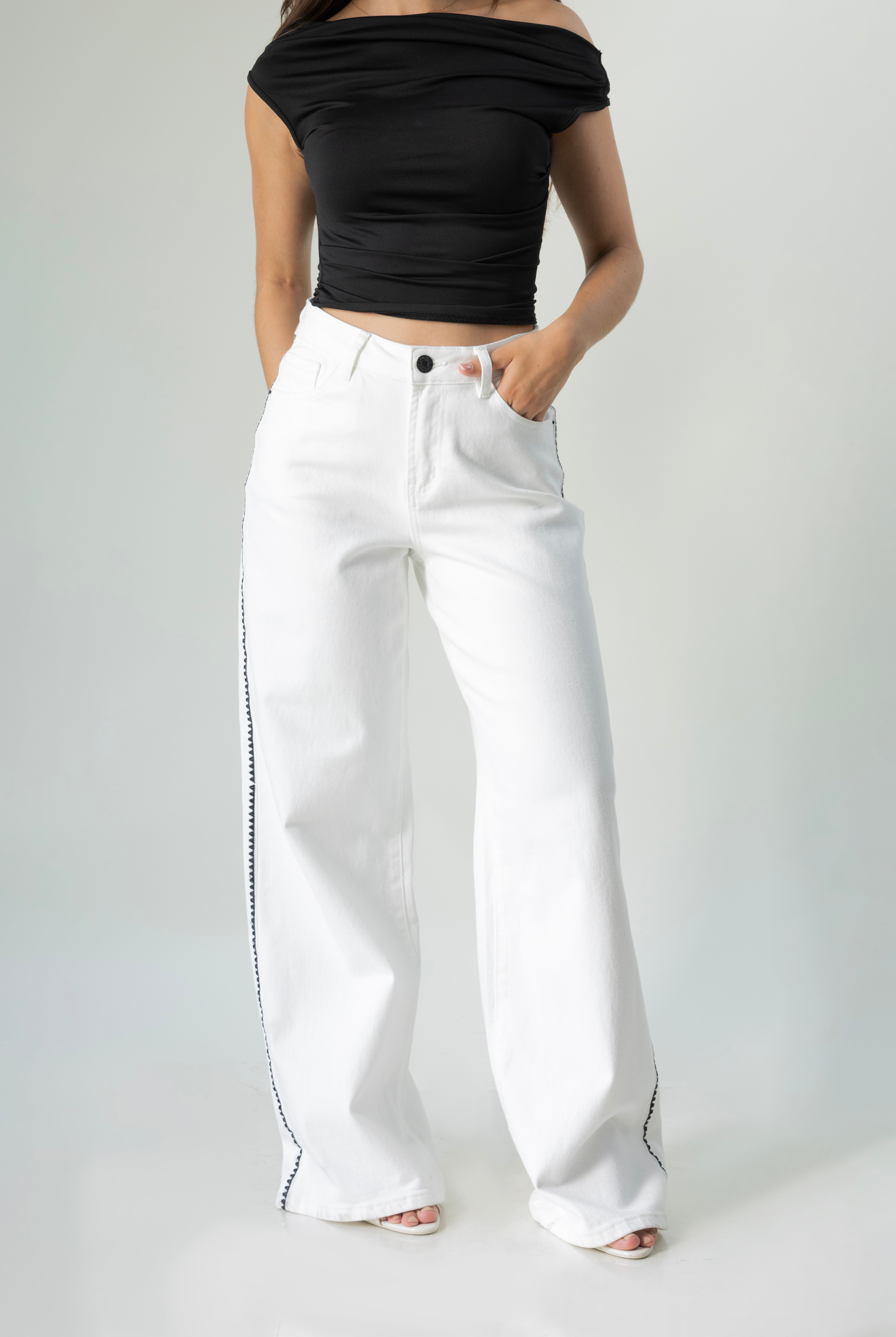 Pantalon wide leg blanco para mujer con bordado negro vista frontal
