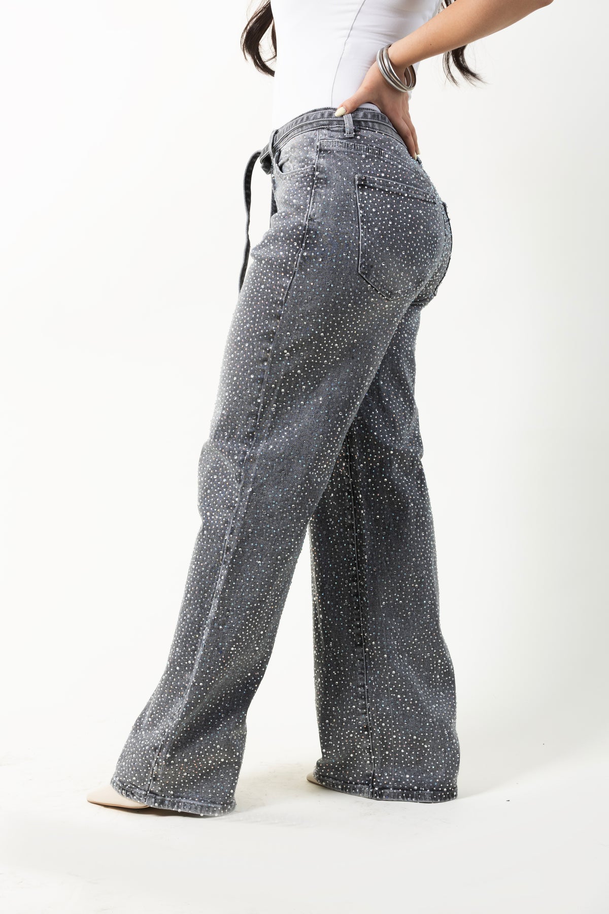 Vista lateral del pantalon wide leg gris con brillos de Doux Denim
