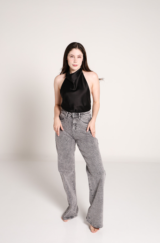 Modelo usando pantalon wide leg gris con brillos de tiro alto para mujer.