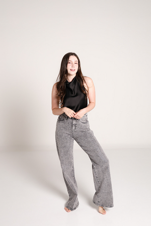 Pantalon wide leg gris con brillos para mujer de corte amplio y estilo moderno.
