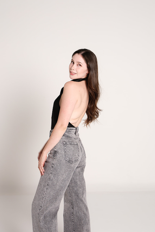 Vista trasera del pantalon wide leg gris con brillos y corte de pierna amplia.